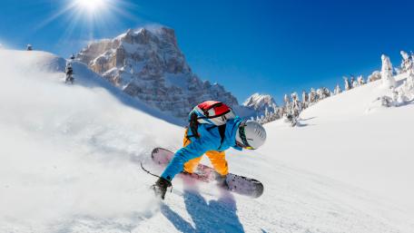 Snowboarder Carves Through Pristine Powder in 5K Clarity wallpaper