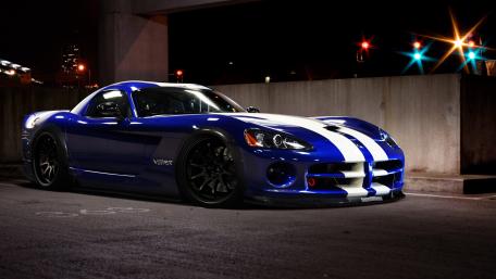 Dodge Viper SRT: Nighttime Elegance in 4K wallpaper