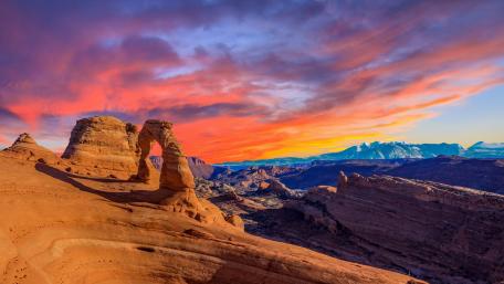 Sunset Serenity Over Delicate Arch Utah wallpaper