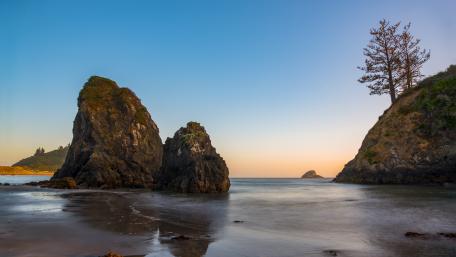 Rocky Coastline Serenity at Sunset wallpaper
