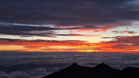 Sunset Over Cloud-Capped Mountains wallpaper