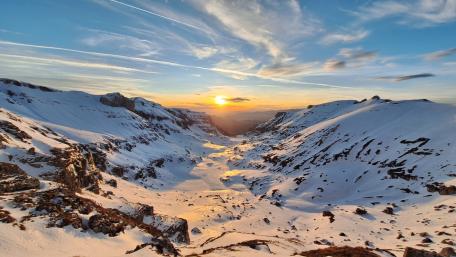 Snowy Dawn in Serene Omu Valley wallpaper