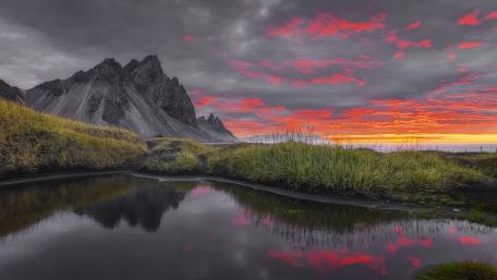 Majestic Vestrahorn at Twilight with Fiery Skies wallpaper