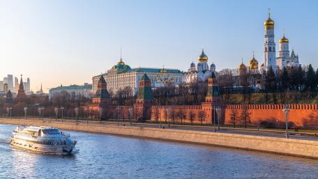 Kremlin Sunset Over Moscow's Historic Skyline wallpaper