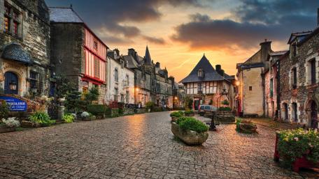 Charming Streets of Rochefort-en-Terre at Dusk wallpaper