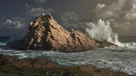 Majestic Waves at Sugarloaf Rock wallpaper