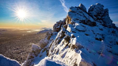 Majestic Winter Peak Under Sunlight wallpaper