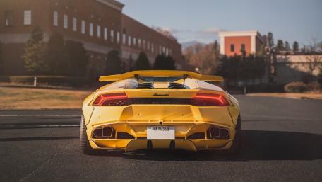 Yellow Lamborghini Huracán in Urban Backdrop wallpaper