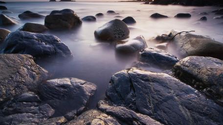 Rocky Serenity at the Sea's Edge wallpaper