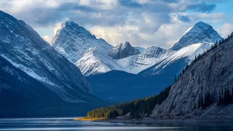 Summit Serenity in the Rocky Mountains wallpaper