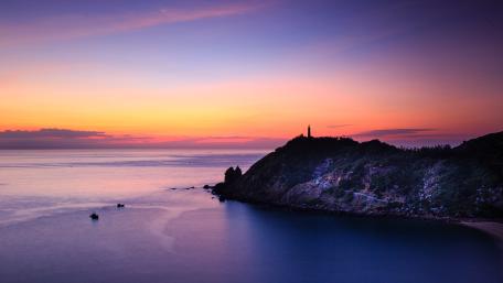 Serene Sunset Over Tranquil Shoreline wallpaper