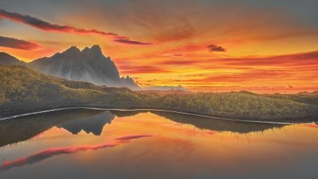 Majestic Sunset Over Serene Vestrahorn wallpaper