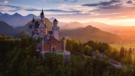 Majestic Castle in Tranquil Mountain Landscape wallpaper