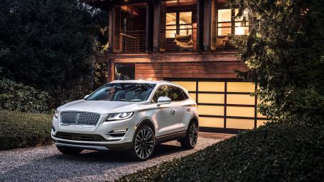Sleek SUV at a Stylish Modern Home wallpaper