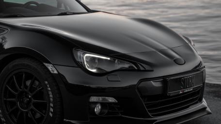 Sleek Black Beauty on the Shoreline wallpaper