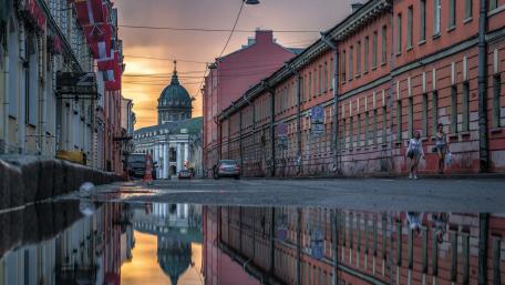 Reflective Serenity in an Urban Landscape wallpaper