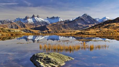 Majestic Mountain Reflections in Serene Waters wallpaper