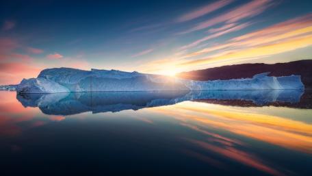 Stunning Iceberg Reflections wallpaper