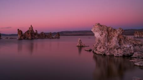 Serene Twilight Over Tranquil Waters wallpaper
