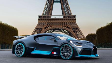 Bugatti Divo in front of Eiffle Tower wallpaper