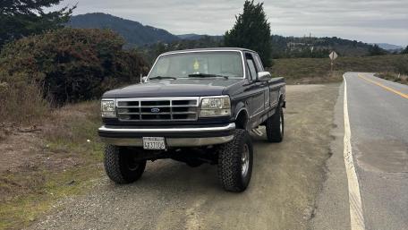 Ford F-250 on Scenic Drive wallpaper