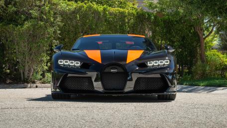 Bugatti Chiron Supercar in Black and Orange Front View wallpaper