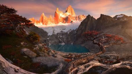 Sunrise Glow on Mount Fitz Roy Above a Patagonian Lagoon wallpaper
