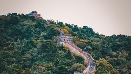 Mutianyu Great Wall Winding Through Forested Mountains at Dusk wallpaper