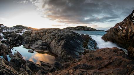 Rocky Tidepool Coastline at Dawn in Crisp 5K wallpaper