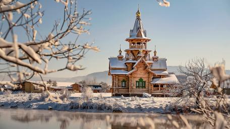 Winter Serenity at a Wooden Church in Novotyryshkino Altai Krai wallpaper