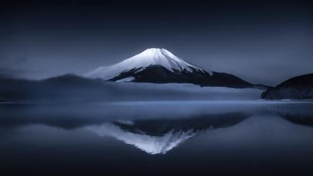 Monochrome Twilight Reflection of Mount Fuji Over a Silent Lake wallpaper