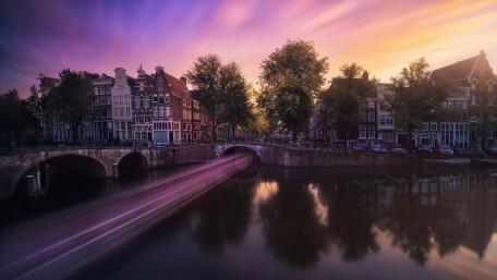 Dusk Light Trails on Keizersgracht Canal Bridge in Amsterdam wallpaper