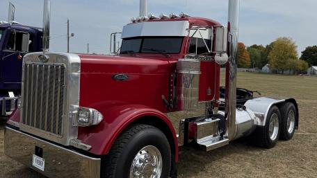 Red Peterbilt 379 Semi Truck Wallpaper in Crisp 4K Detail wallpaper