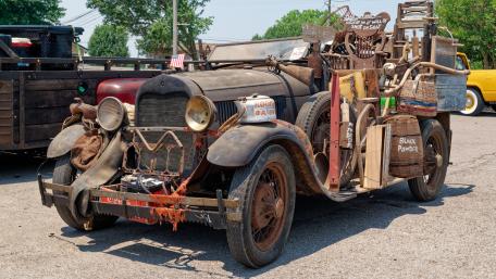 Rusty Oldsmobile Rat Rod Patina Hauler in Vintage Retro Style wallpaper