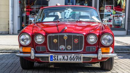 Crimson Jaguar XJ6 Series I Classic Front View Wallpaper wallpaper