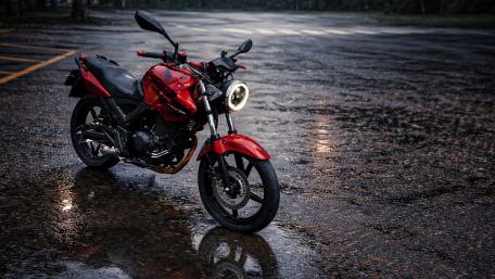Crimson CBX Twister Motorcycle on Rainy Asphalt at Dusk wallpaper