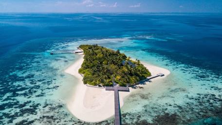 Kudahithi Island Jetty Over Turquoise Maldives Lagoon in 4K wallpaper