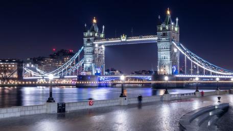 Tower Bridge Night Glow Over the Thames in London 4K Cityscape wallpaper