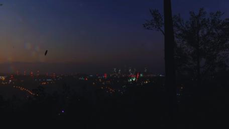 Cityscape at Dusk with Glimmering Lights wallpaper
