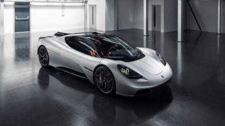 Gordon Murray T.50 Dreamcar in Silver Minimal Studio Glow wallpaper