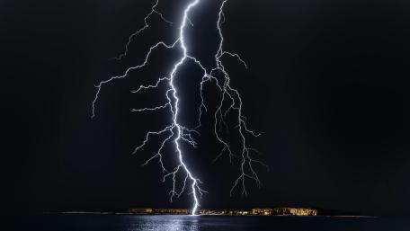 Midnight Lightning Strike Over Dark Ocean Horizon in Crisp 5K wallpaper