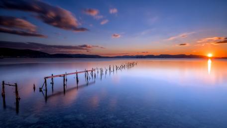 Tranquil Sunset Over the Gulf of Elefsina in Greece wallpaper