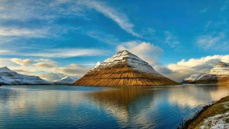 Snow Dusted Kunoyarnakkur Peak Reflected in Calm Faroese Fjord wallpaper