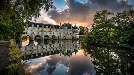 Sunset Reflections at Château de Chenonceau Over the River Cher wallpaper