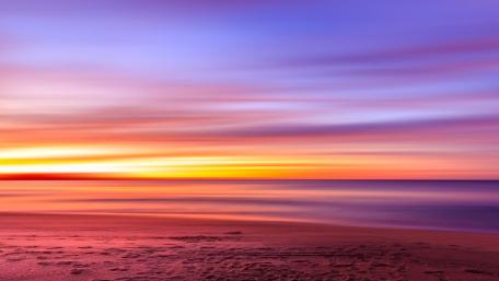 Pastel Afterglow Over a Quiet Ocean Horizon at Dusk wallpaper