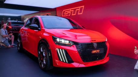 Peugeot 208 GTI Rouge Under Show Lights wallpaper