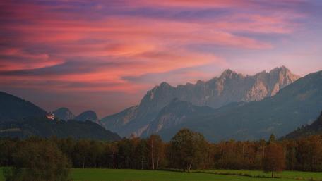 Sunset Glow Over Alpine Valley Peaks in Crisp 5K Detail wallpaper