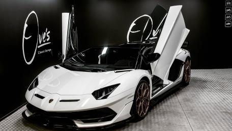 Monochrome White Lamborghini Aventador SVJ with Scissor Doors on Display wallpaper