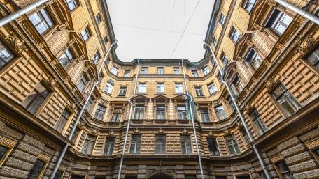 Golden Courtyard Facade in Historic Saint Petersburg wallpaper