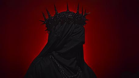 Veiled Sovereign Wearing a Crown of Thorns in Crimson Shadow wallpaper